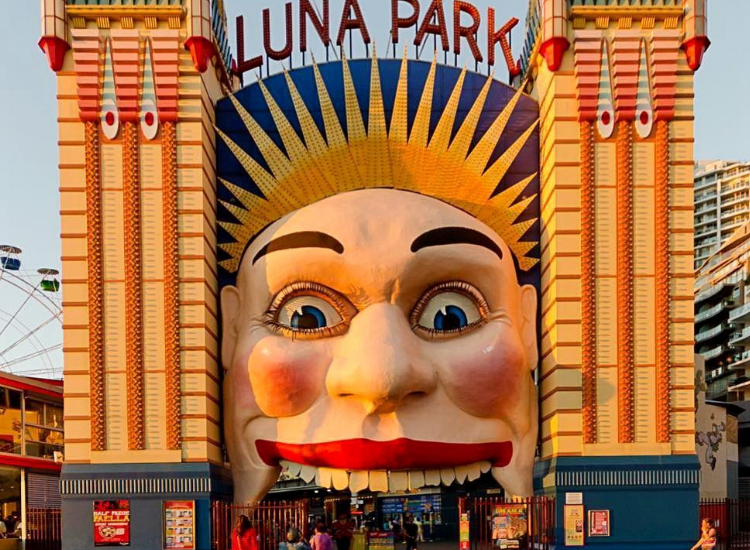 Cổng vào Công viên Luna Park Úc với biểu tượng khuôn mặt khổng lồ tại Sydney Harbour
